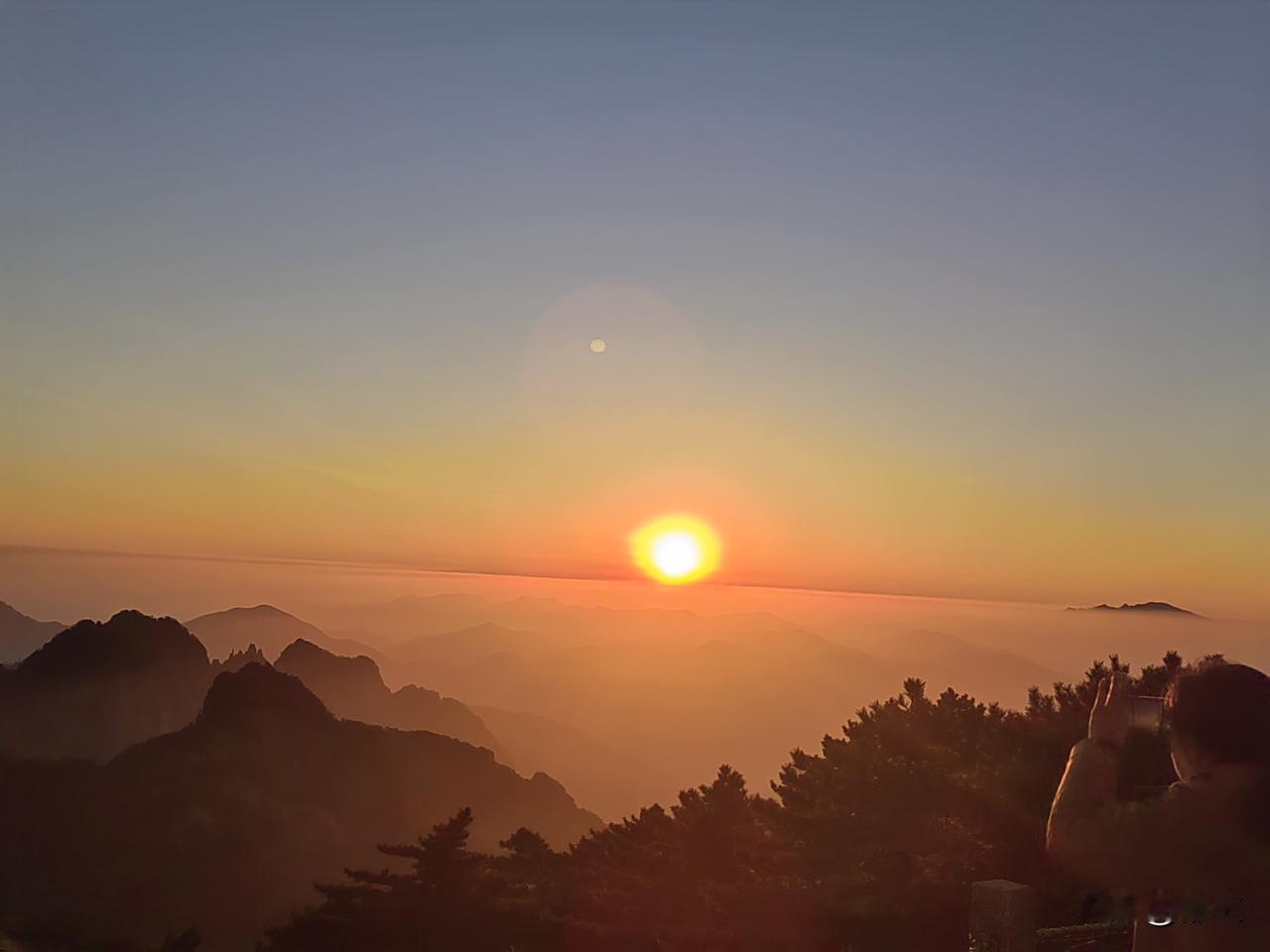 奉劝各位，不要再来爬黄山了，不是黄山的景色不好看，也不是190元的门票不值得，