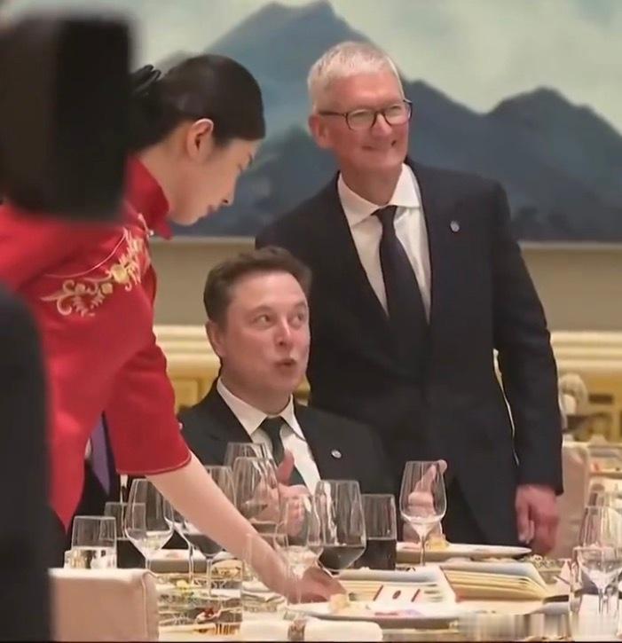 库克也找马斯克合影，马斯克是不是白的喝多了有人说这俩都从美国来的，在中国合影干啥