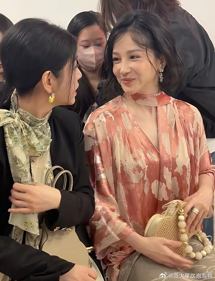 在米兰时装周上，42岁的陈妍希和36岁的陈小纭同框，这场“原生脸”与“网红脸”的