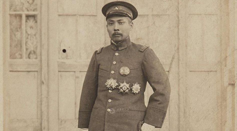 段祺瑞给袁世凯拜年，大怒离去：袁大帅我都不跪，他算什么东西。段祺瑞虽然是袁世凯一