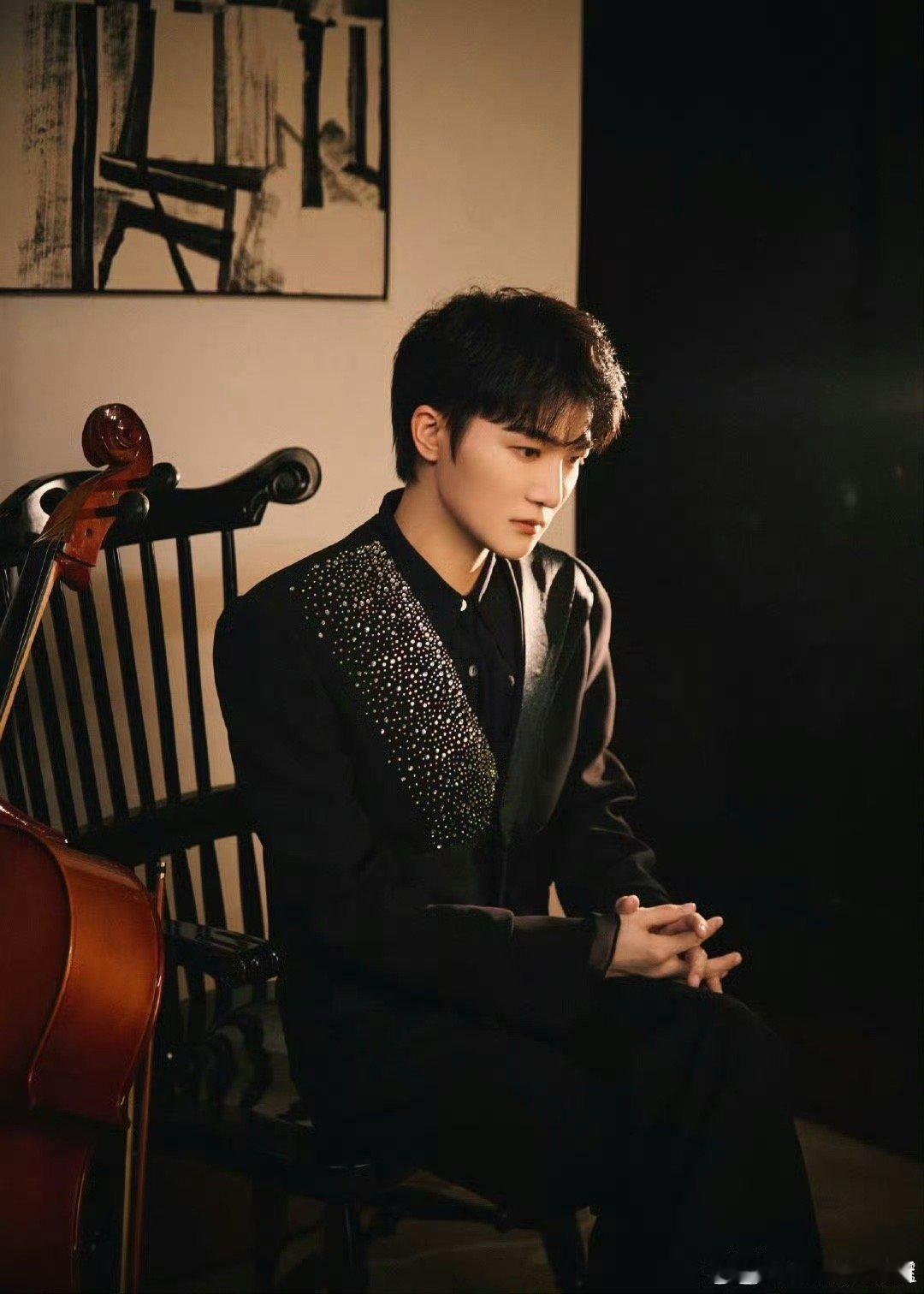 周深这波强装淡定我给满分！说着用鸡毛练气息的鬼话，脸上写满“我是专业歌手”，实际