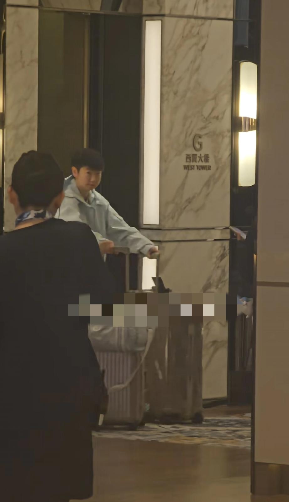 孙颖莎一大早出行，看着好疲惫!4月6日早上9点多，有网友在中国澳门的一酒店大