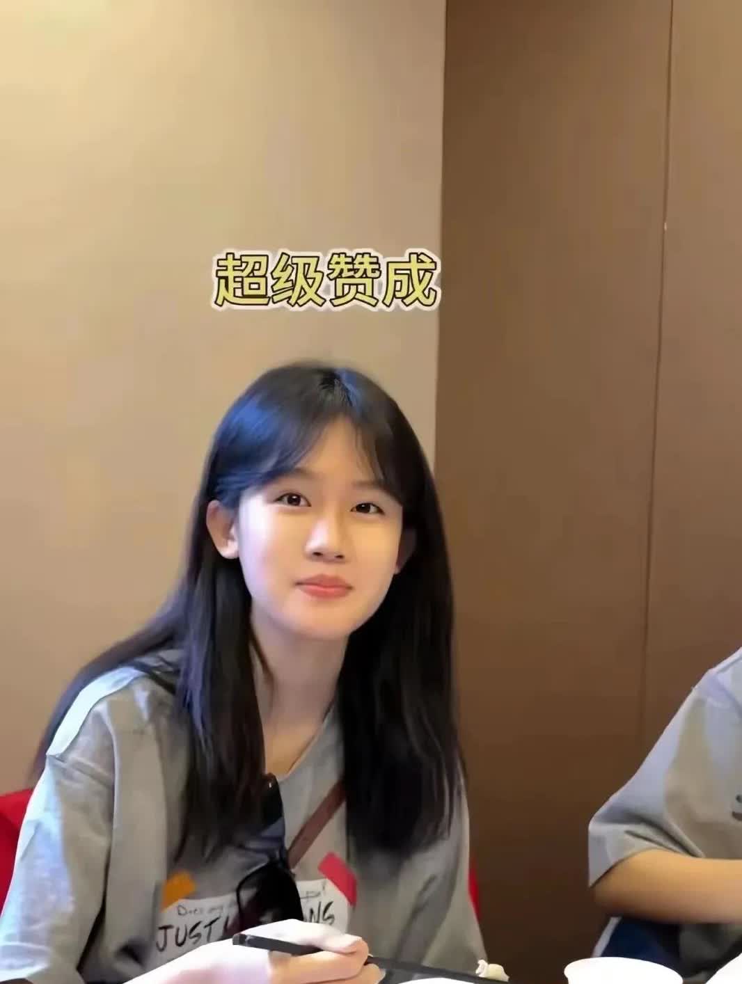 陆毅的女儿贝儿好漂亮啊！不愧是的明星的女儿，从小养成的气质就是不一样，浑身散发着