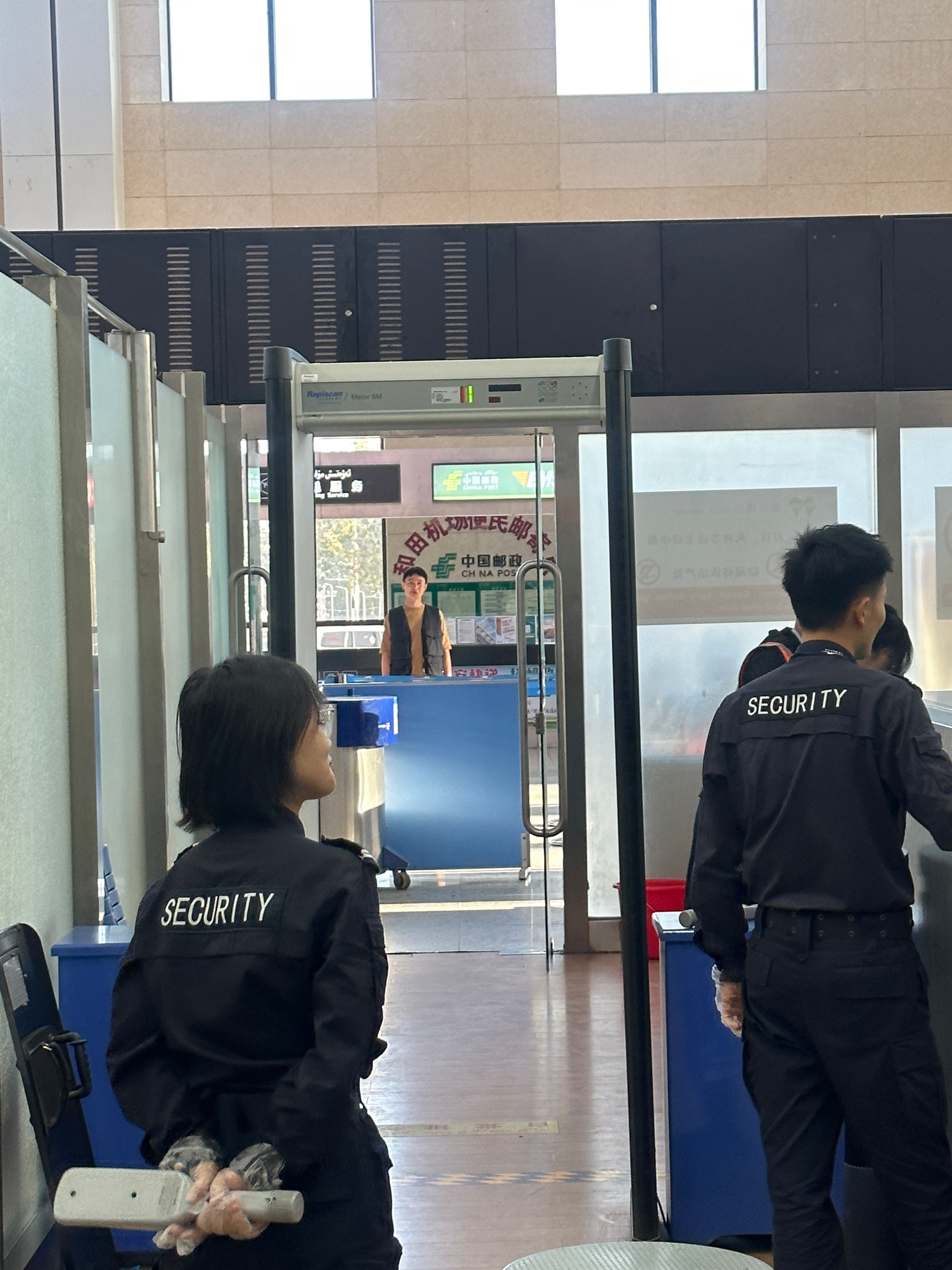 又剩下司机一个人开车回来了[笑着哭]，我们都坐飞机走了…看到机场广告，XC70