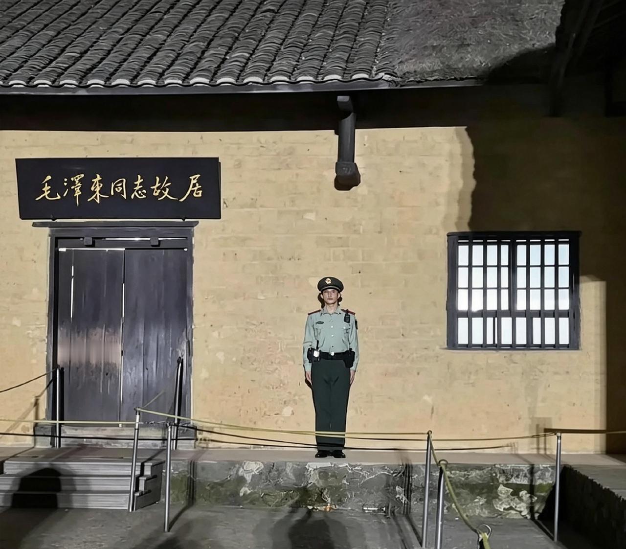 睡前刷手机，看到韶山毛主席故居门口的这张照片。大半夜的，哨兵就这么笔直地站在那，