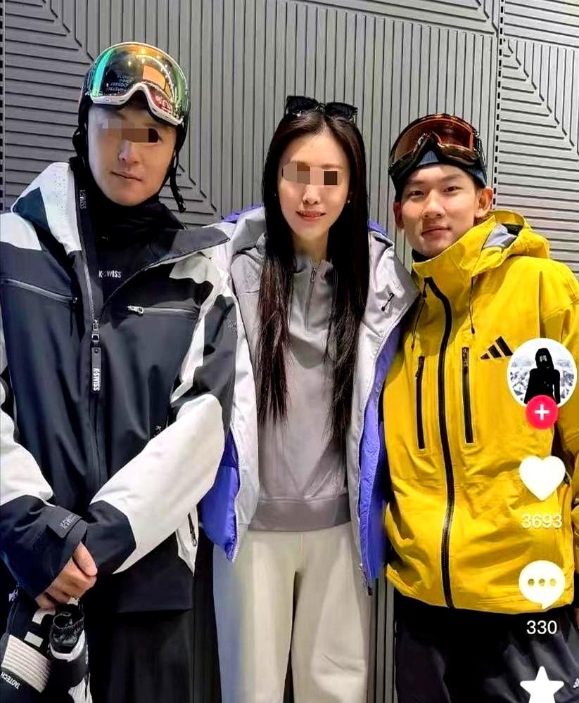 刚拿第二枚冬奥金牌的苏翊鸣，栽在了一张合照上。2月18号他22岁生日当天，摘