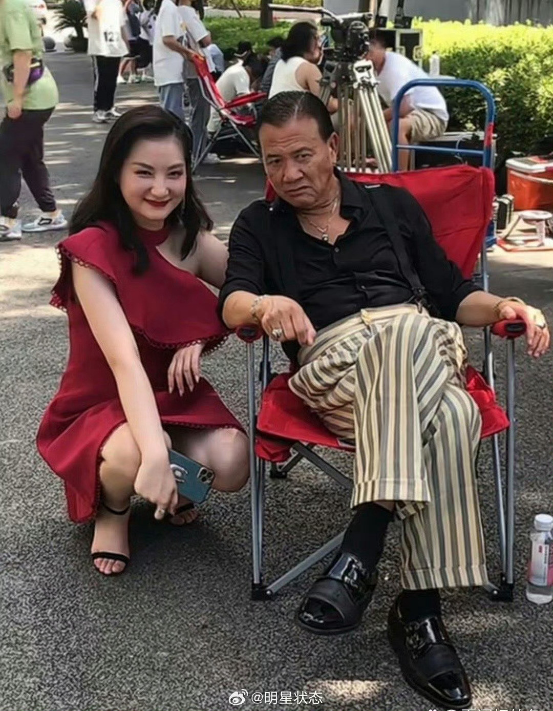 万梓良虽然老了但身边永远不缺美女​​​