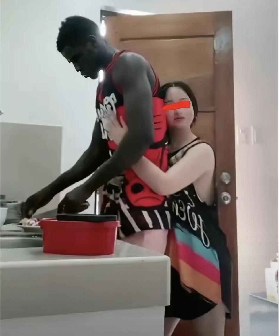 最近有个22岁姑娘在网上找对象，接连交了两个非洲男友。俩人套路一模一样，先拿护照