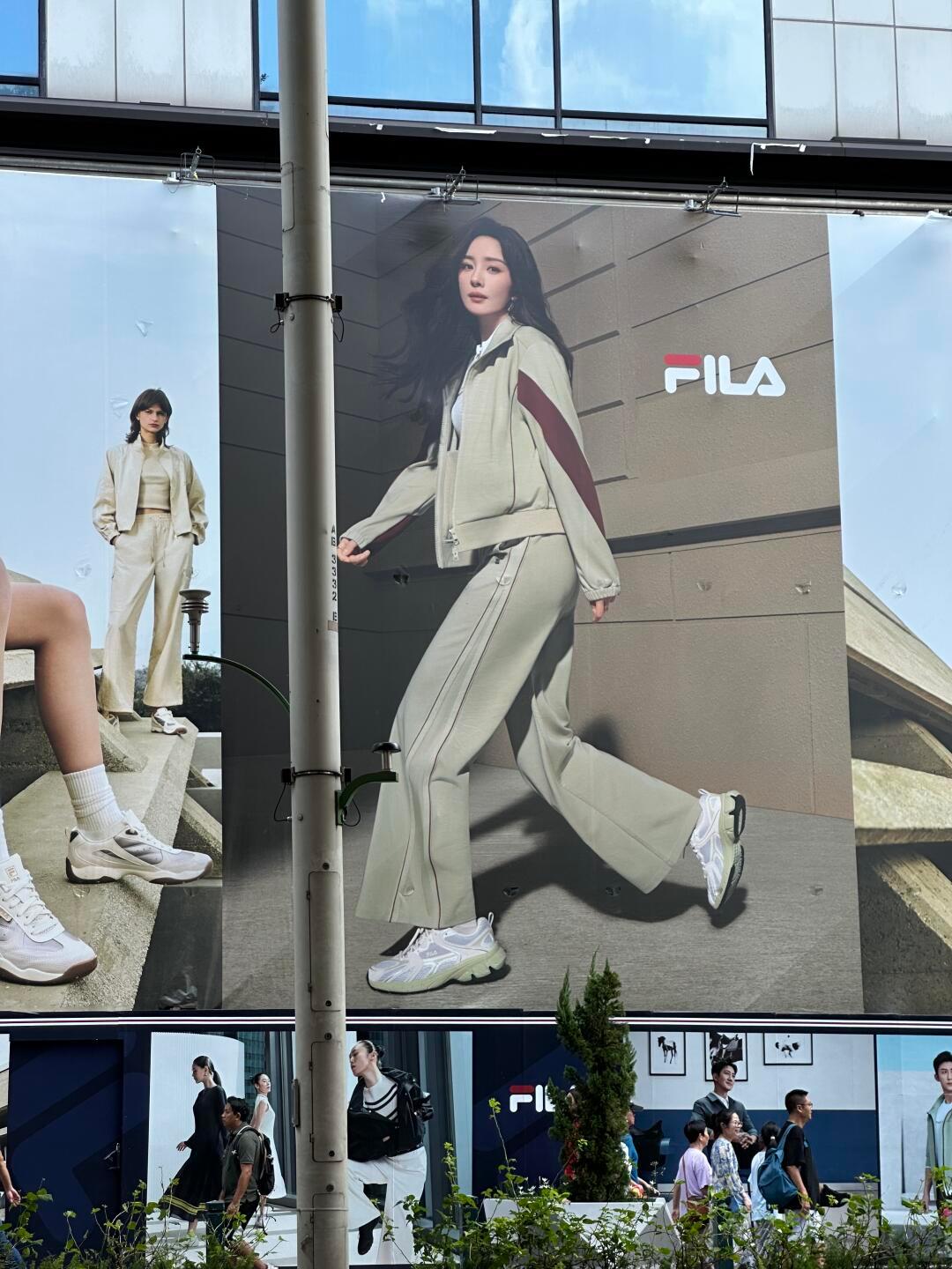 杨幂fila名誉合伙人路人在香港偶遇到的杨幂地广！好大[鼓掌]​​