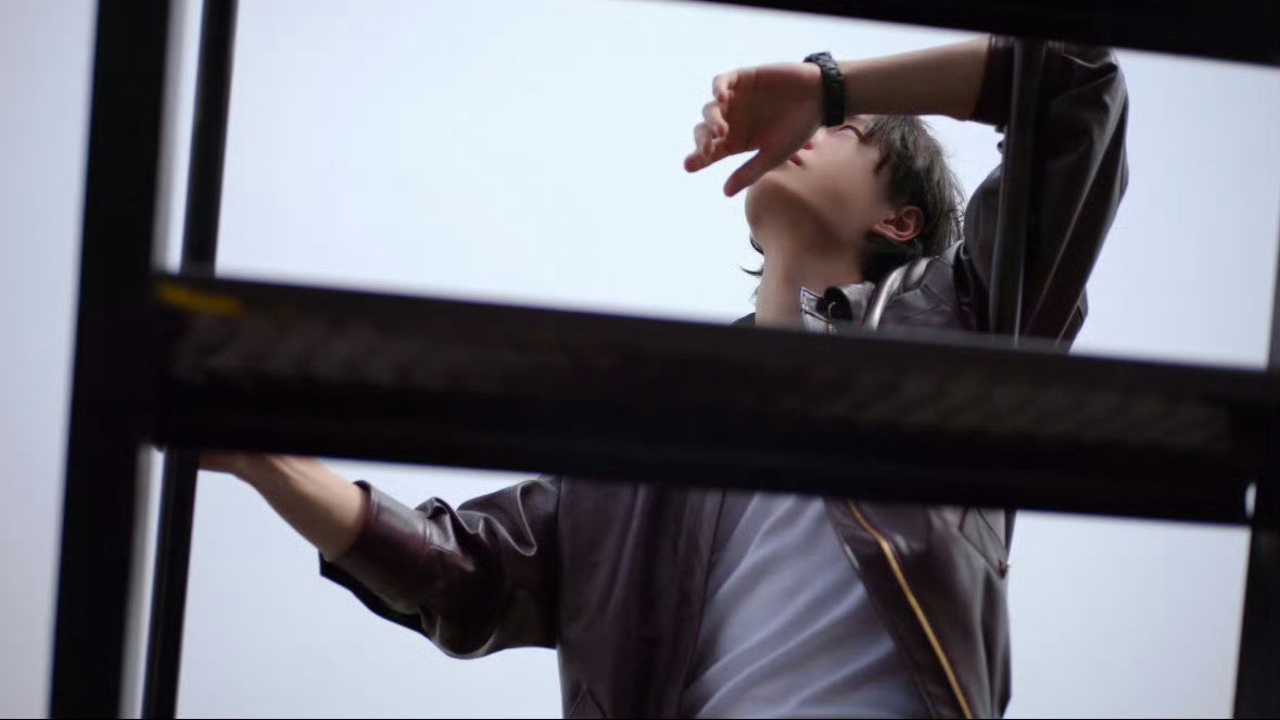 王一博｜GQ四月刊封面人物预告预告王一博佩戴着香奈儿J12腕表。开启天台梦境