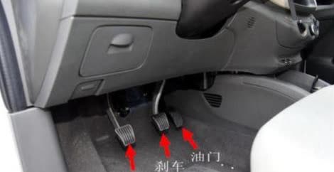 开手动挡，脚为啥不能长时间搭在离合上。通俗点讲，离合器就像发动机和变速箱