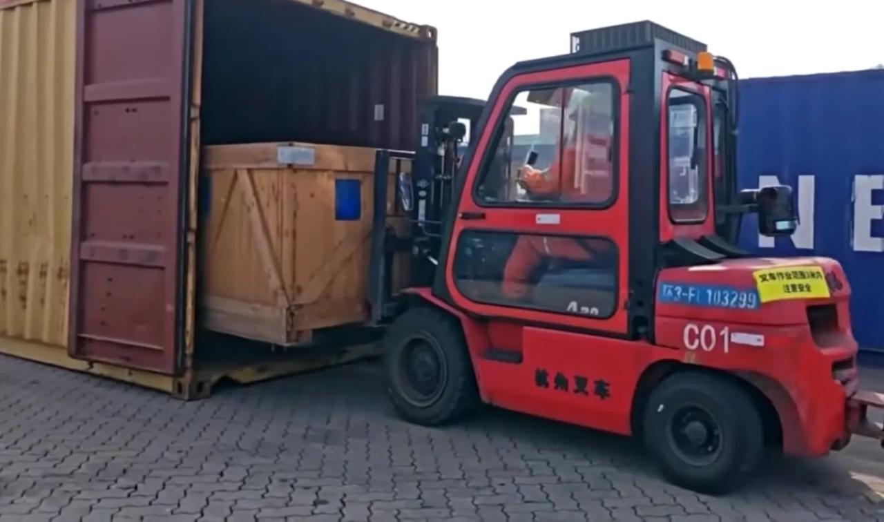 真垃圾！山东日照，海关在实施监管时，发现一个进境的空集装箱份量不对，比标准空重多