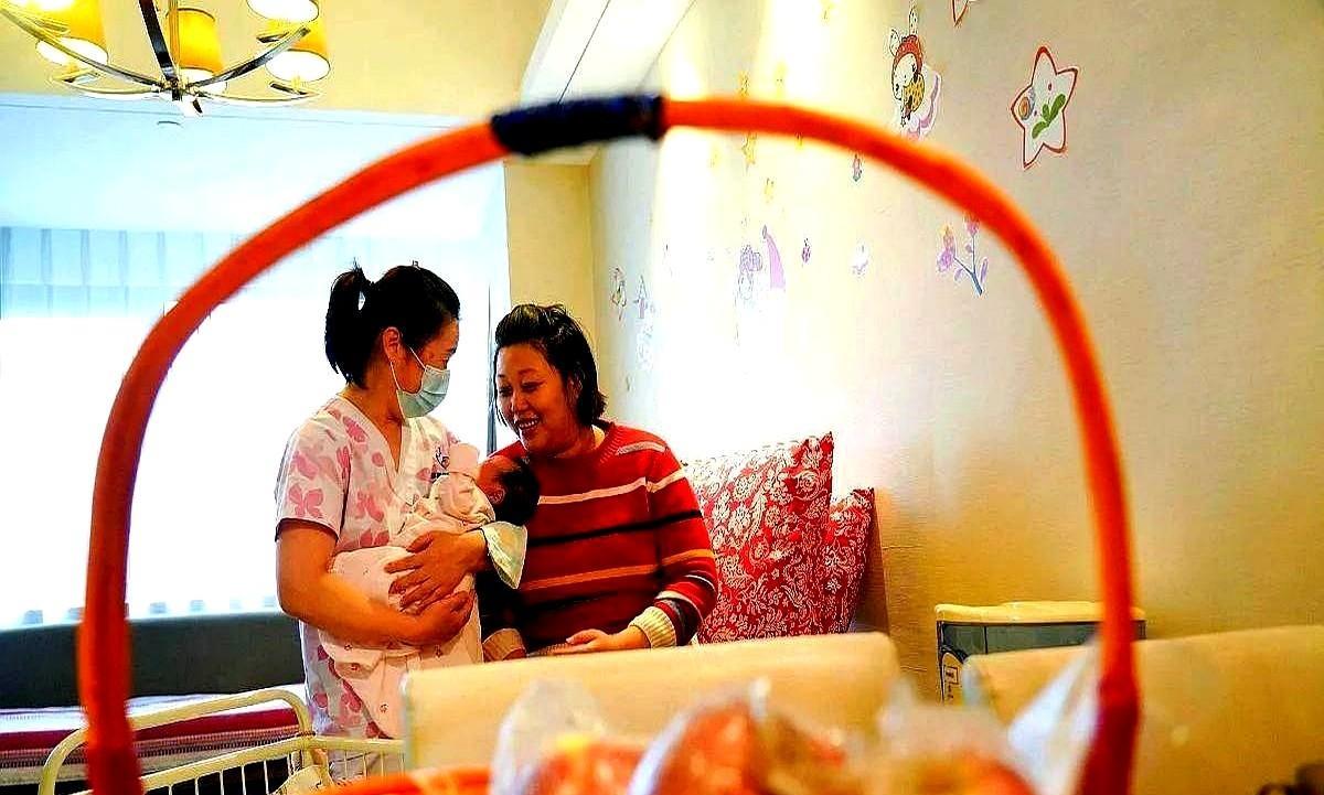 小叔子媳妇坐月子时，婆婆每天炖鸡汤蒸鸡蛋，足足喂了20只鸡、几百个鸡蛋。轮到我