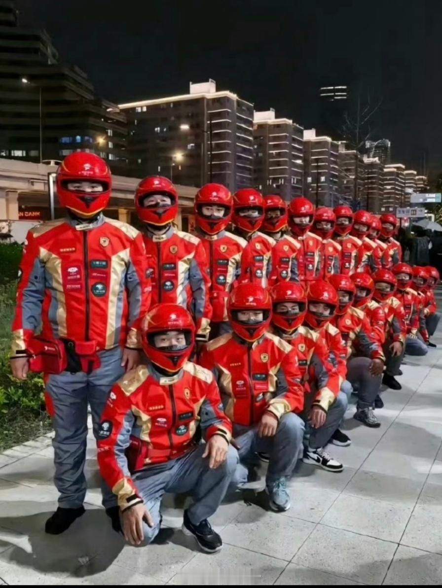 京东也更新工服了这是要“法拉利”大战“迈凯伦”