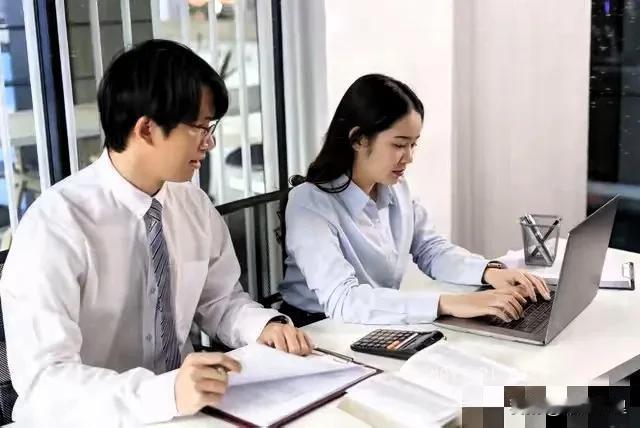 如若你这辈子一门心思、日思夜想就想当一名“人人艳羡”的公务员，那就直接报考“官校