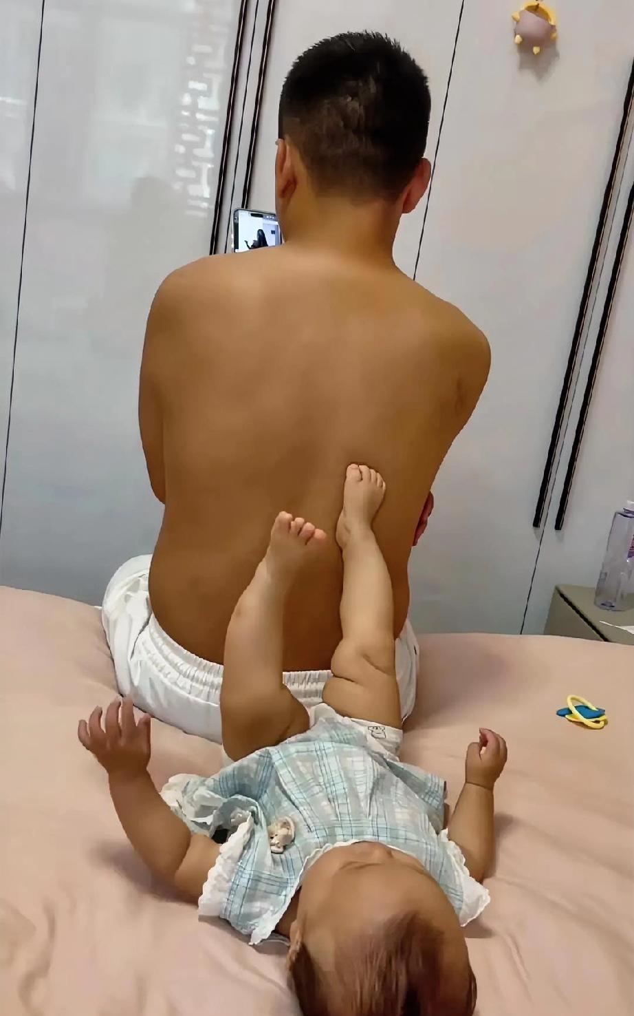 别人家爸爸带娃是受罪，我家这位带娃却是一种享受。近日，一位网友发布视频称，她初