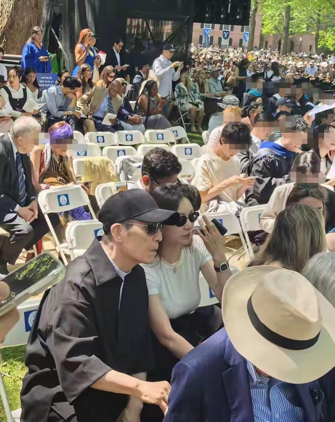张艺谋：四年了，终于等到这一天，看着你穿这身学士服，我心里踏实了。张壹丁：爸
