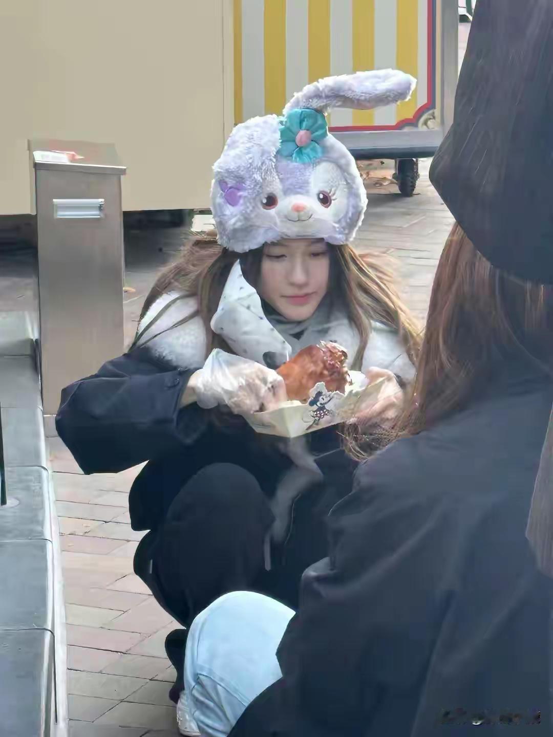 赵露思近日在上海迪士尼被路人偶遇。她本人颜值出众，身形纤瘦，状态十分亮眼。她携带