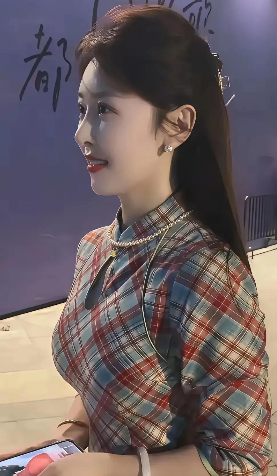 这姑娘长得太美了！眉眼、鼻子、嘴巴，处处精致耐看。尤其是她那挺拔秀气的鼻子，简直