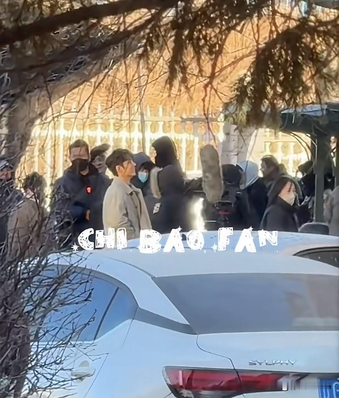 1月23日，肖战这个男助理是真不错！《小城良方》外景拍摄，肖战原本独自一个人现