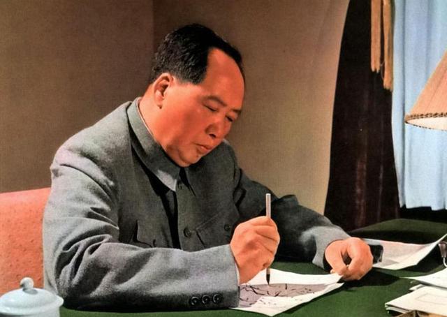 毛主席的诗词水平如何？著名红学家俞平伯评价说：“前不见古人，后不见来者。”俞