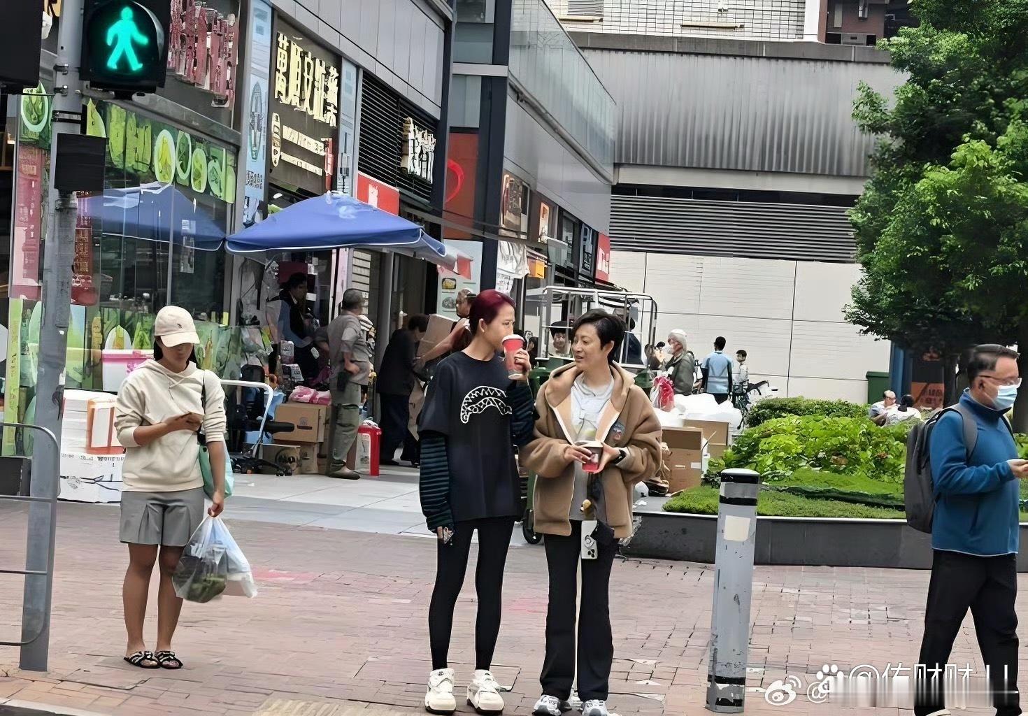 香港的路人都不追星吗？竟然没人要签名这是蔡少芬呀