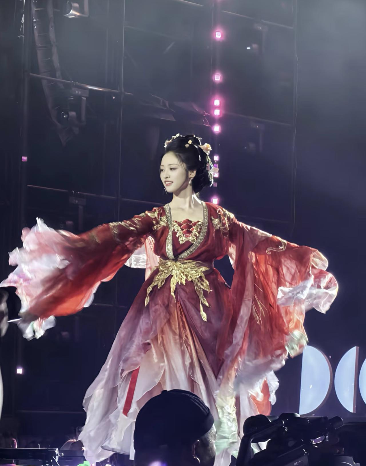 仙女也不过如此吧……，沈月的可塑性真是强，这一身汉服造型有种武则天的即视感。