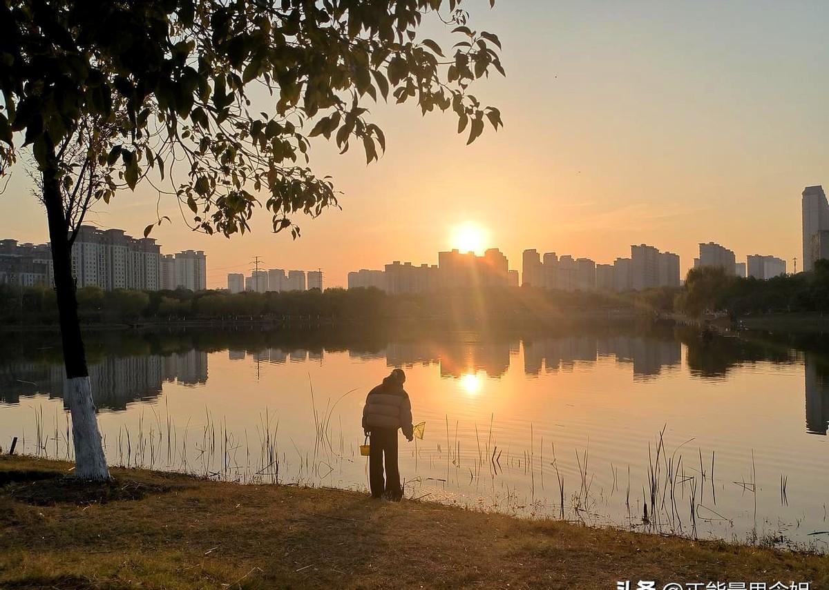 好心的网友留言说，你不上班了，没收入了，日子咋过啊！我笑了，日子能过，除了每月