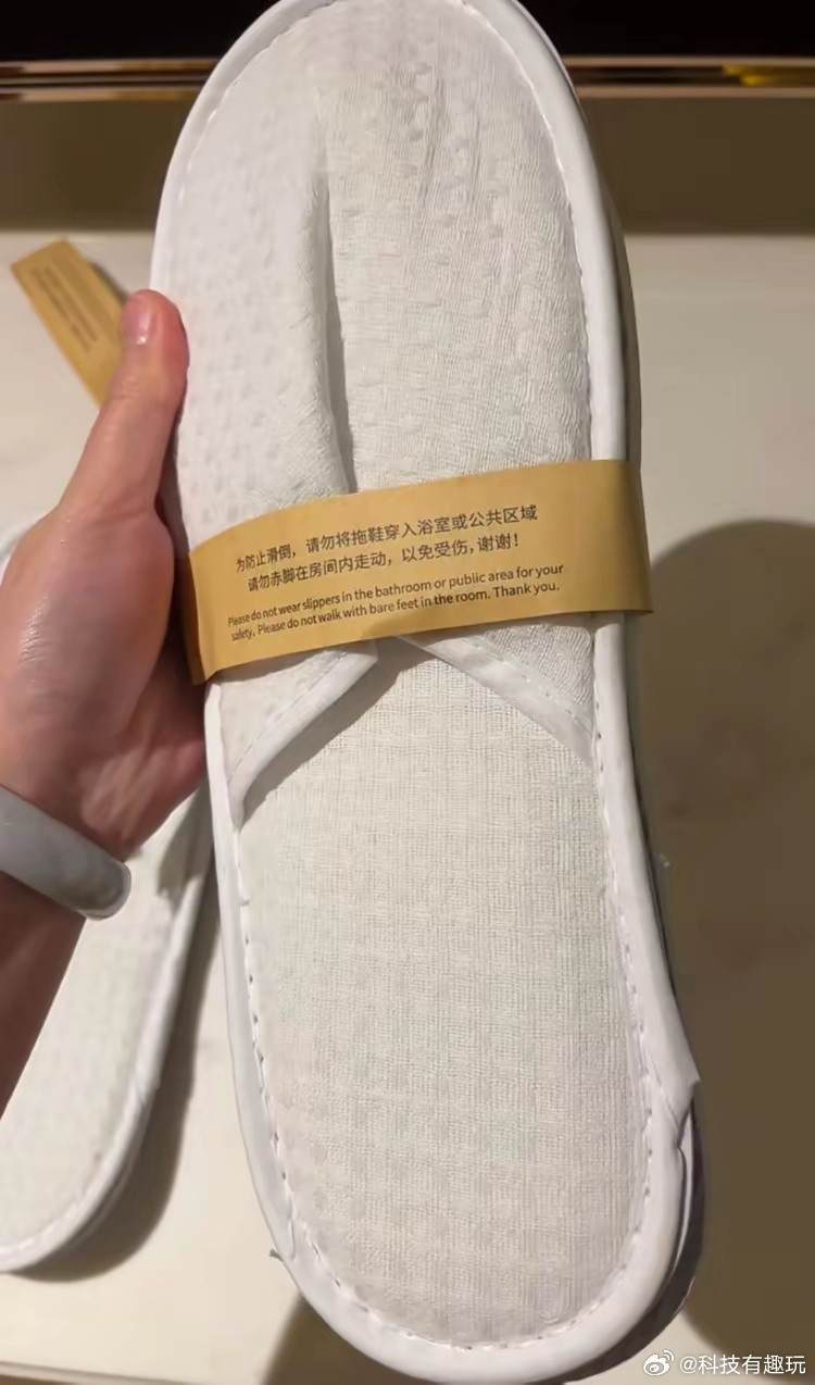 万豪酒店承认拖鞋循环多次使用万豪我住了不下几十次，真的是服了！图中拖鞋这东西还循