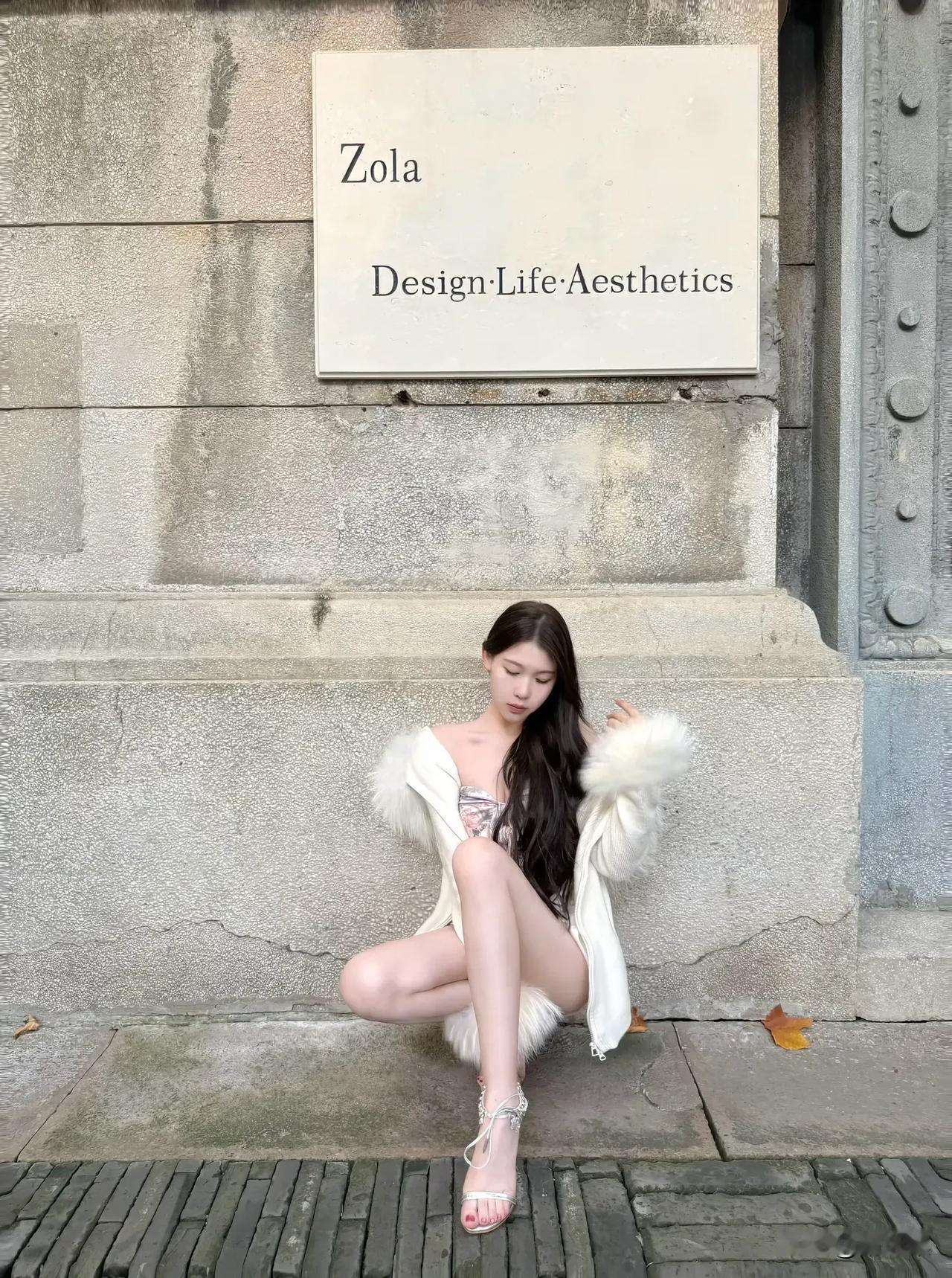 秋风起，白狐裘，静坐思悠哉。