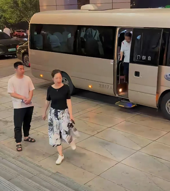 荣昌万容区长确实接地气，着装打扮，秘书的着装打扮。万区长这个履历也是惊人，入职初