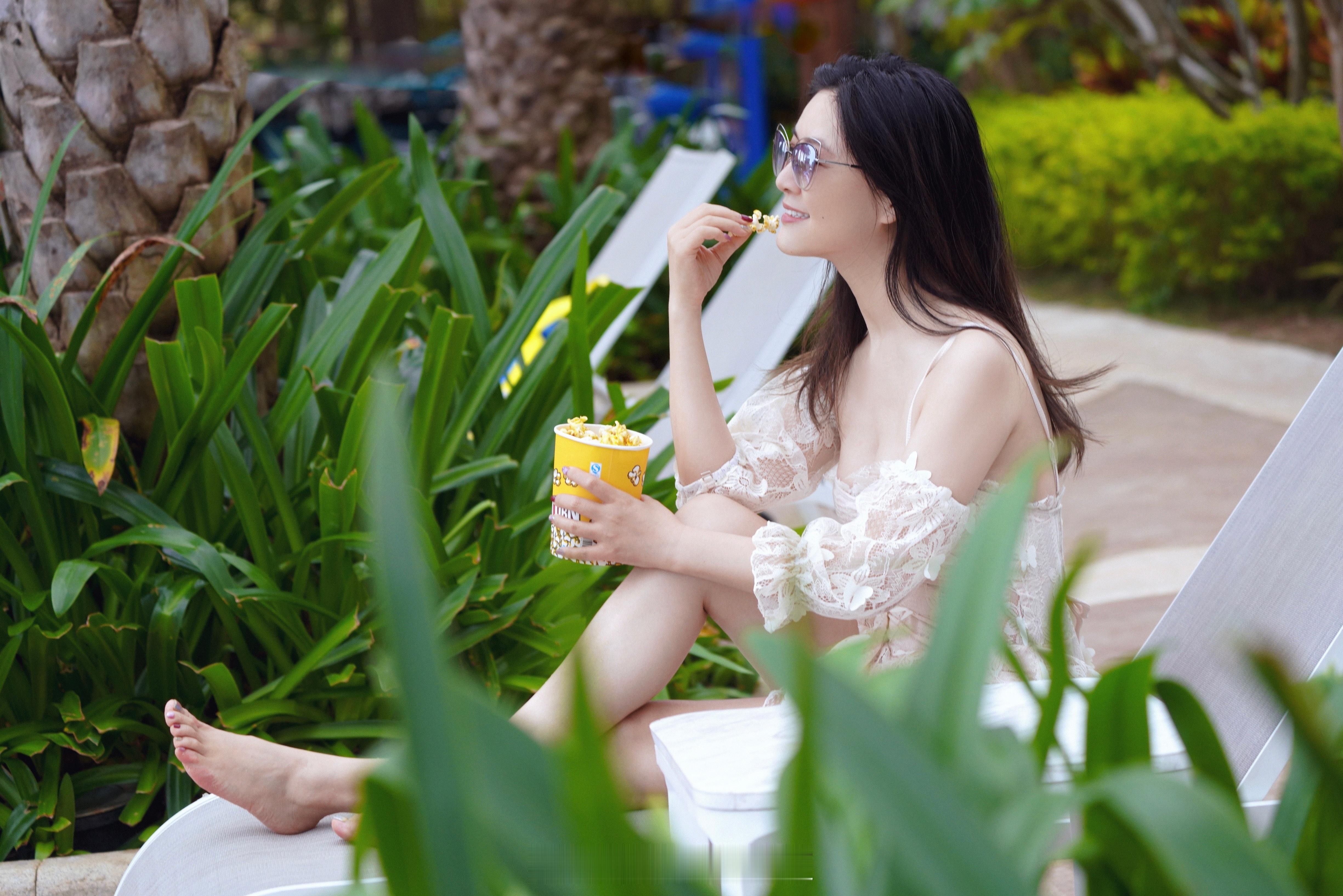 田海蓉白色纱裙海滩休闲假日写真