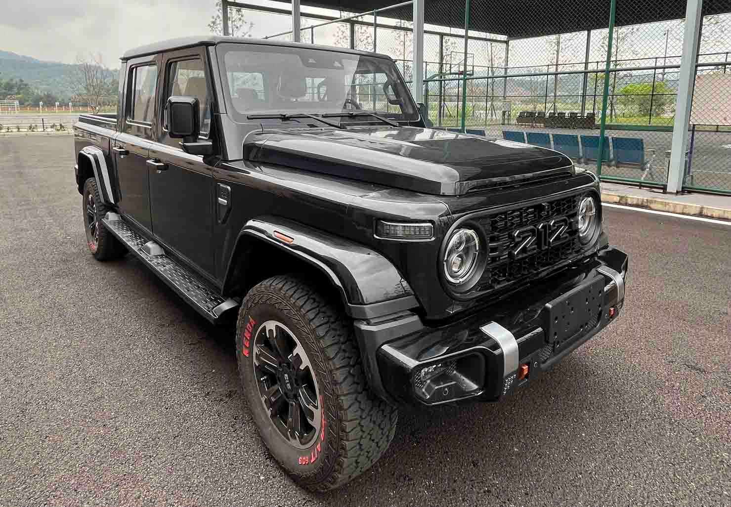 212出了个柴油皮卡。2.3T柴油机；原厂285/65R18轮；接近角42度，