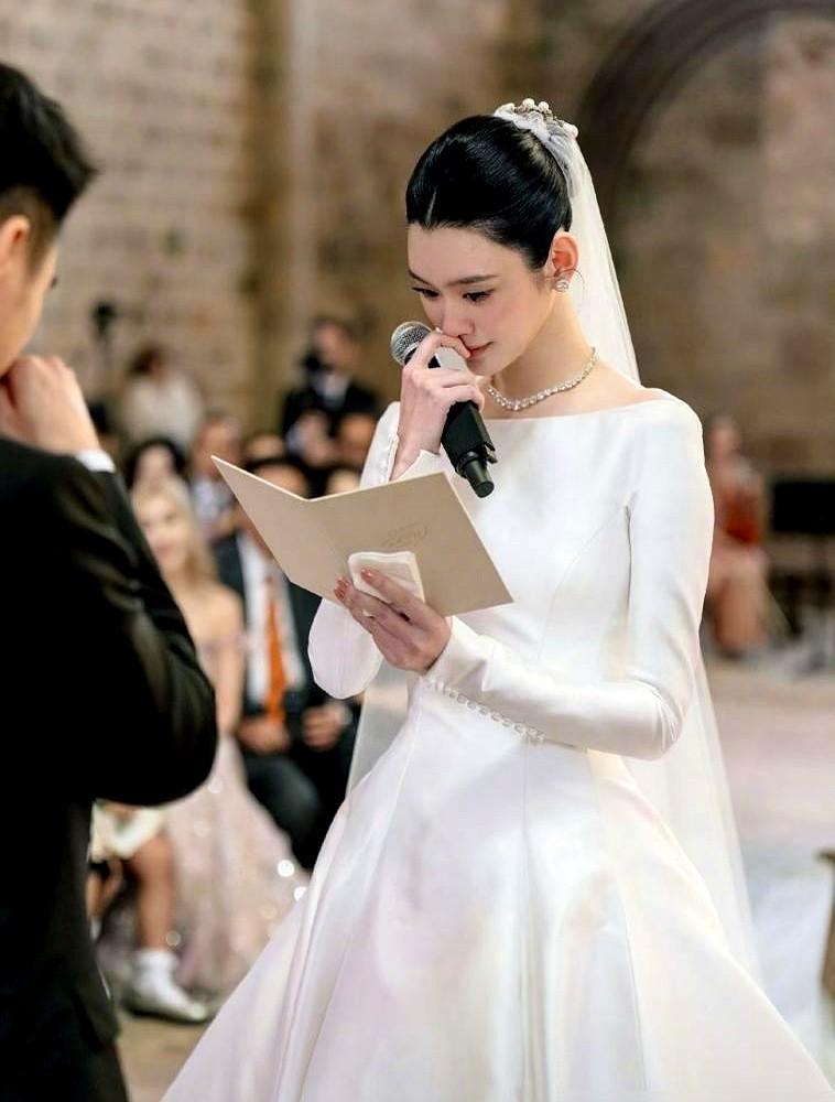 奚梦瑶婚纱背后，藏着一句让普通人沉默的话。一件看起来“简单”的婚纱，Dior