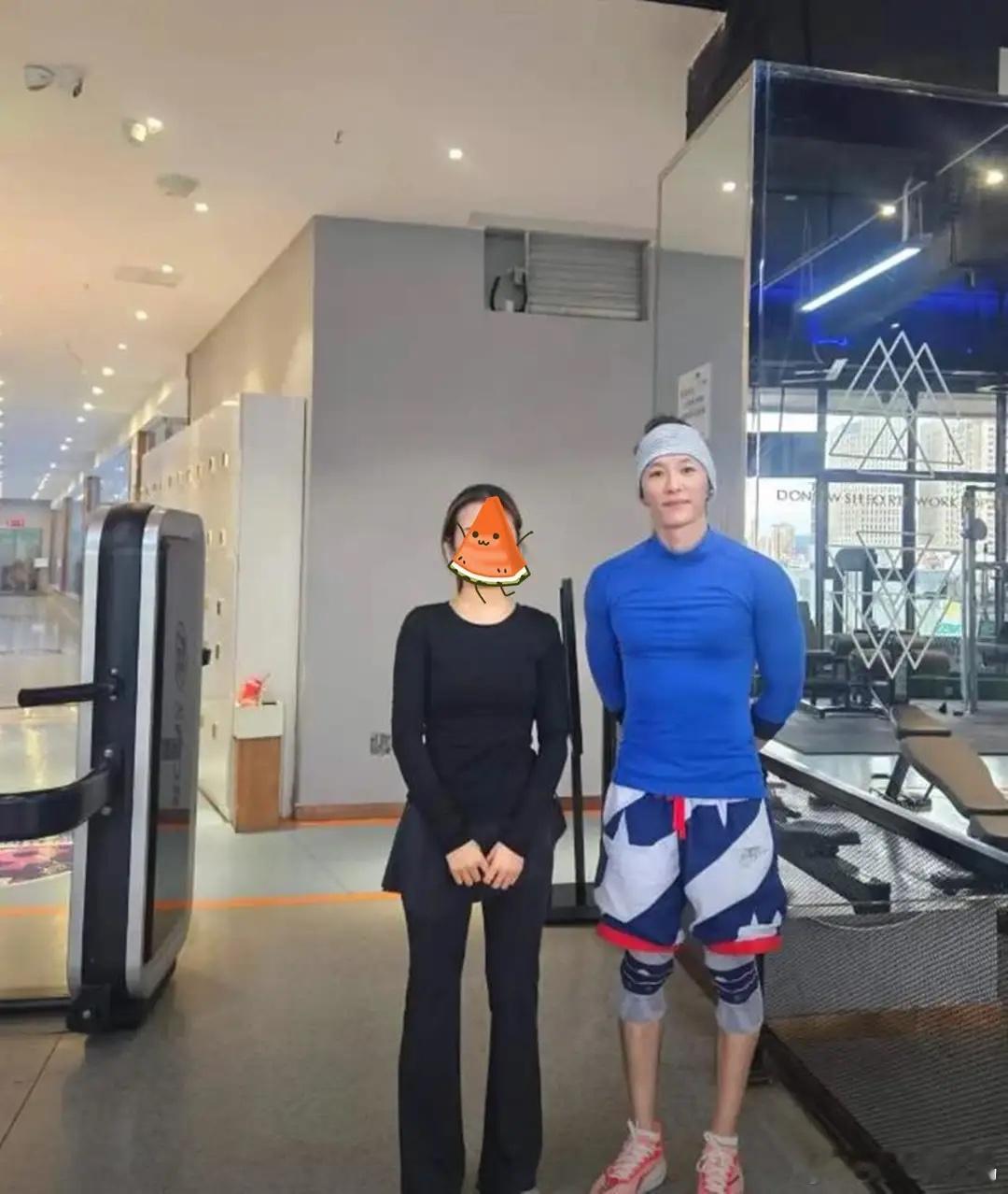 健身房偶遇代旭，腿好细但穿搭一言难尽，网友：不知道叫哥还是婶！