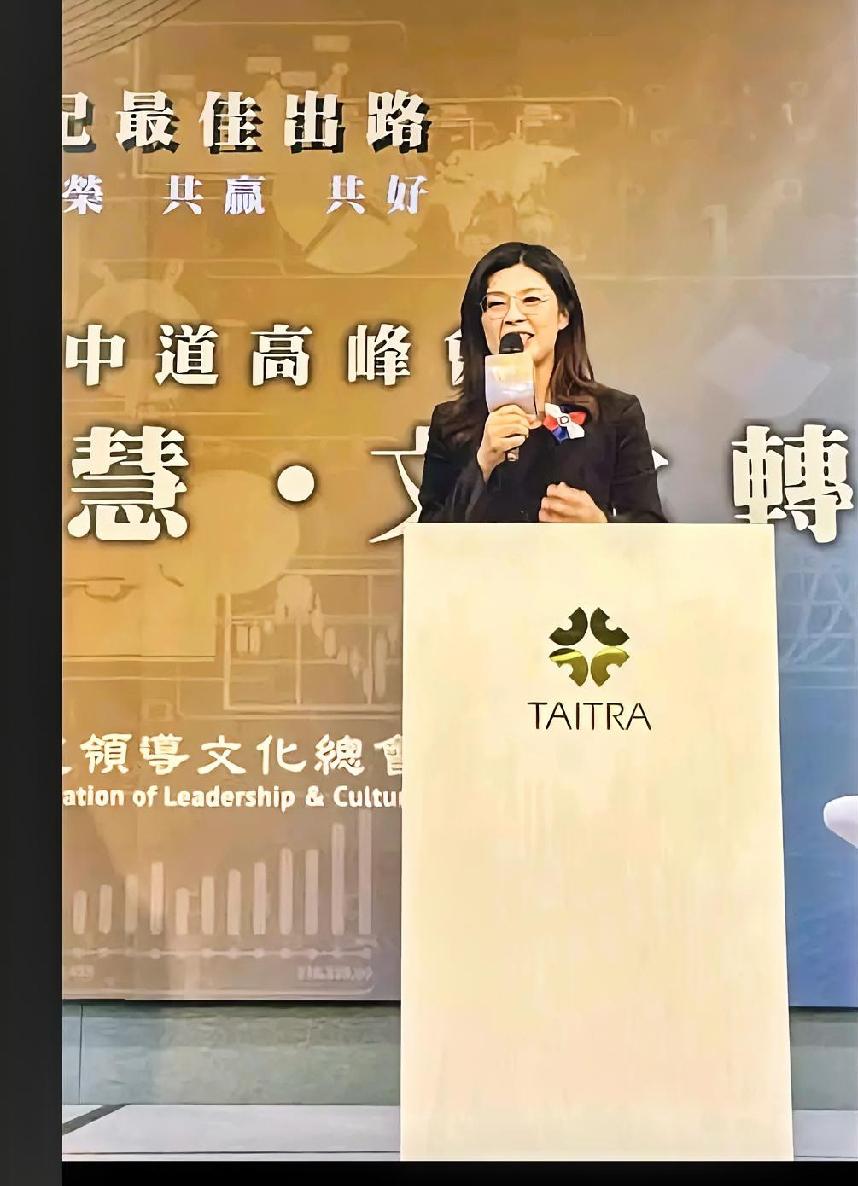 这就叫搬起石头砸自己的脚！路是自断的，桥是自拆的，郑丽文这回话撂得这么满，哪还