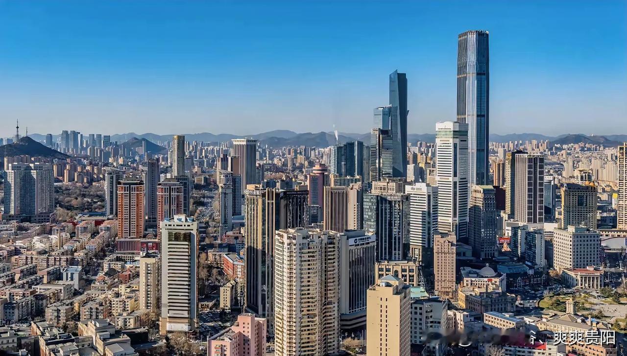 最终大连踩线过万亿，其它兄弟抗下所有。2025年大连gdp10002.1亿元