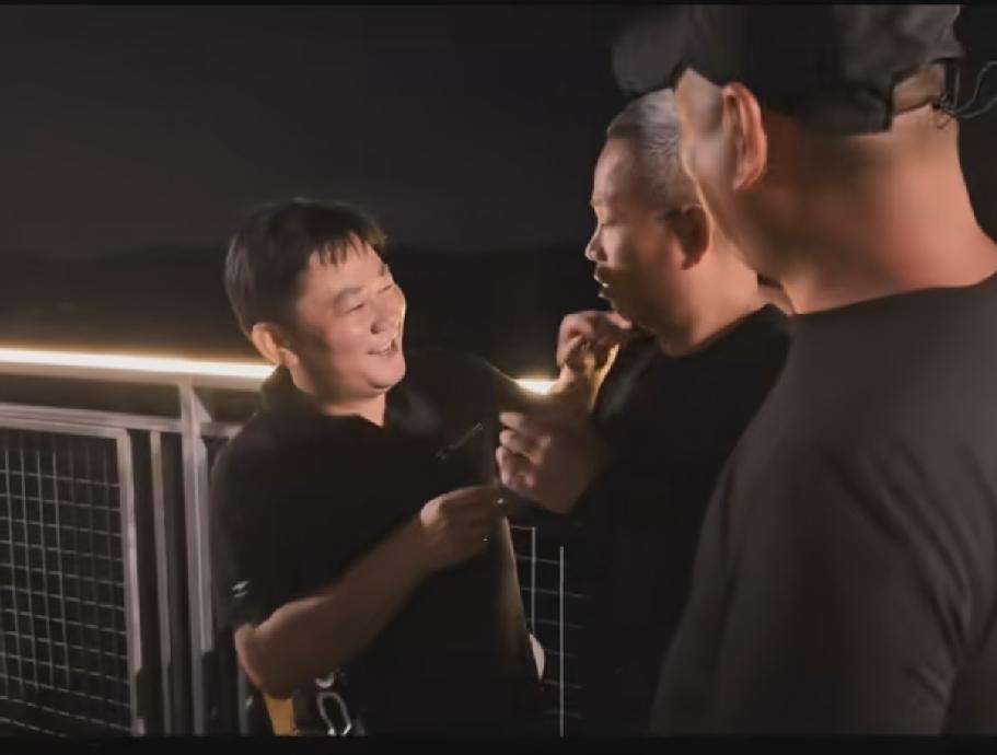 张雪晚上请远道而来的师傅牙哥吃饭，结果牙哥不小心把手弄伤了。你猜张雪是咋做的？他