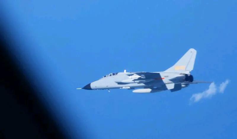 中国军机被指在东海异常接近日本自卫队飞机后，中方反指日本侦察机多次进入中国东海防