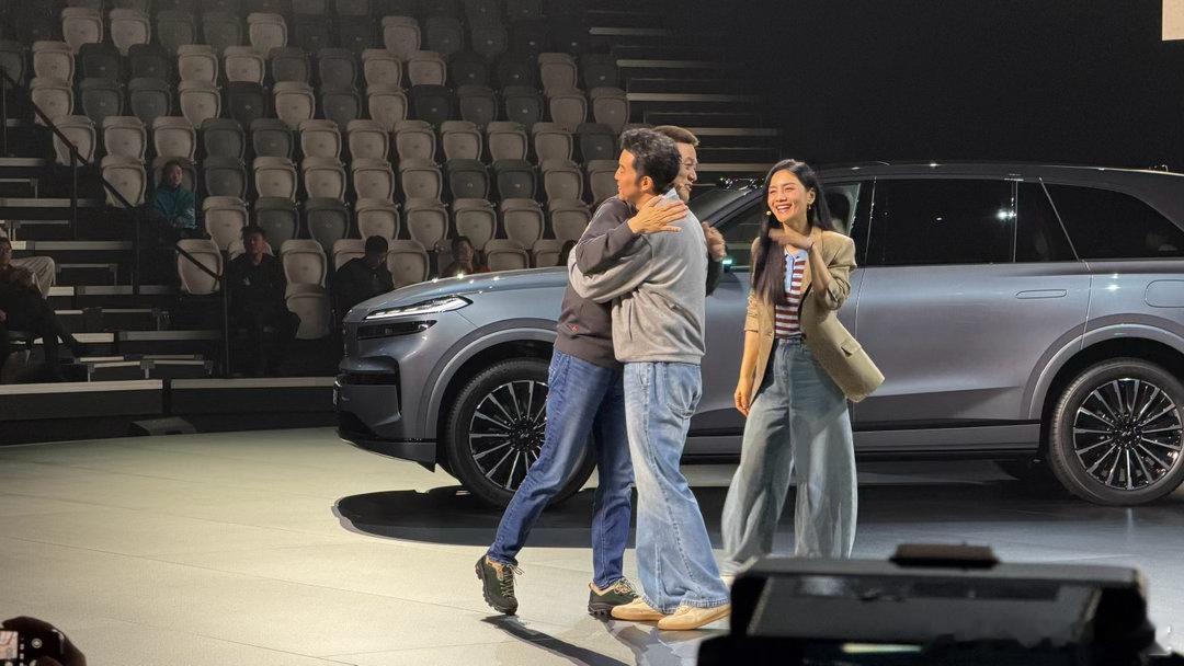 胡可+沙溢/纯妃苏绿筠+白展堂到乐道L90现场。白展堂作为乐道L90的001号车