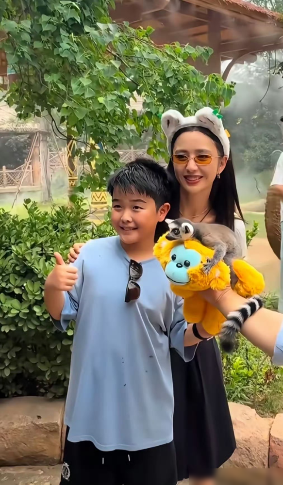 离婚四年，儿子至今不知道爸妈分开了，佟丽娅亲口承认的。鲁豫都愣住了，追问了一句现在也不知道吗，佟丽娅