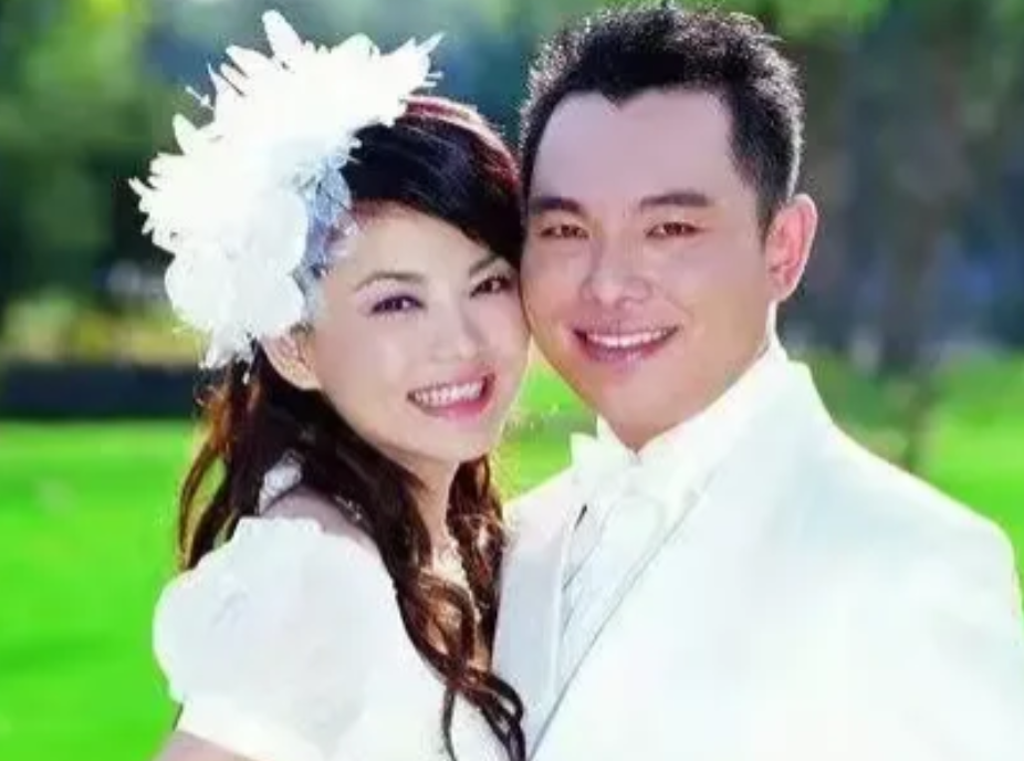 2004年，李厚霖与李湘见过3次后，就送她500w的钻石。李湘被“真情”感动，3