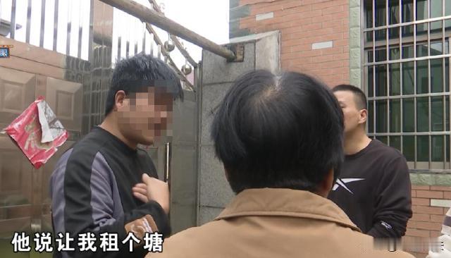 浙江绍兴，张先生家住在农村，自建房的门口都开设鱼塘。本来养鸡鸭鹅，都可以放在池塘