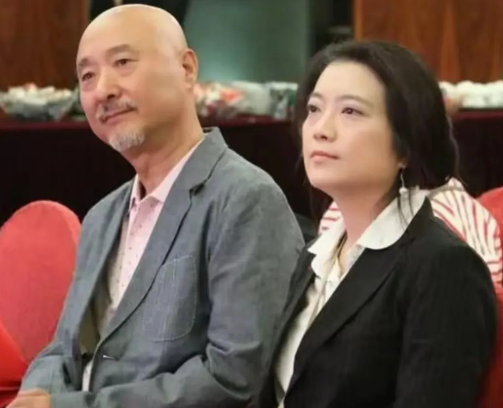 主持人问陈佩斯:“你当年能接受相亲这事吗？”陈佩斯不假思索:“能啊。”主持人又问