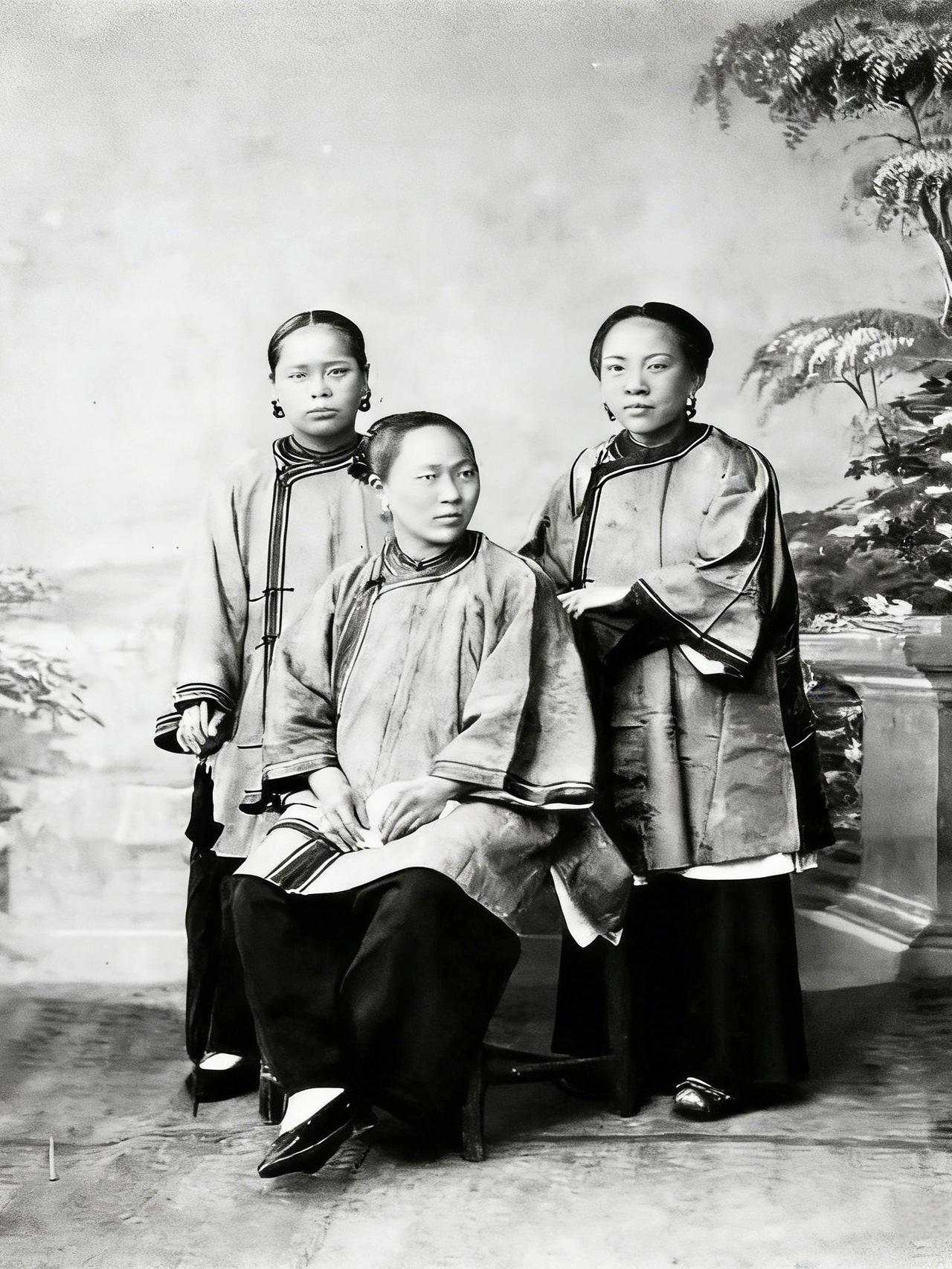 镜头下的清代青年女性与民国女性的变化。从服饰看，清代青年女性依然沿袭着古装样式