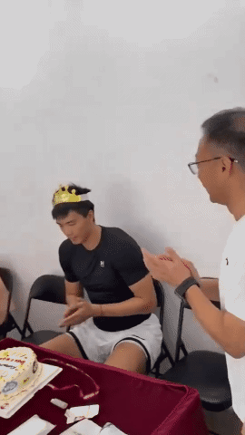 焦泊乔被砸生日蛋糕，赵睿和周鹏下手挺狠的，有一说一，广东全运队的气氛真不错的，齐