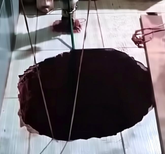 巴西一位叫若昂的71岁男子，梦到陌生人对他说：你家厨房地板的岩石下面有黄金。若