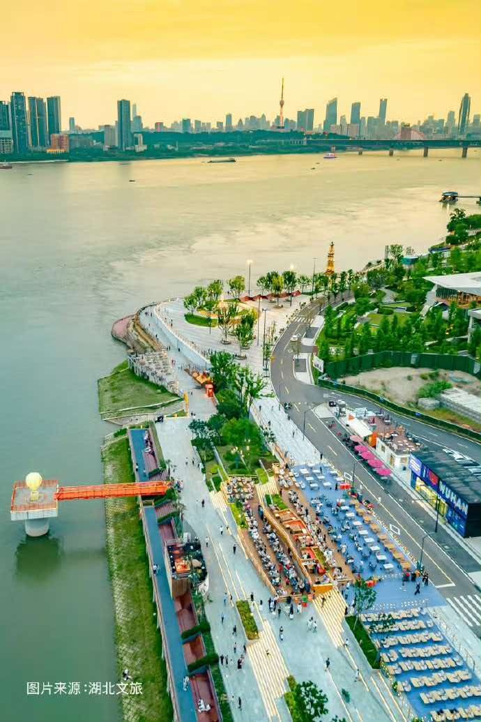 来武汉过周末来武汉游长江赏湖光当夕阳收尽最后一缕霞光江城标志性的蓝调天幕缓缓铺