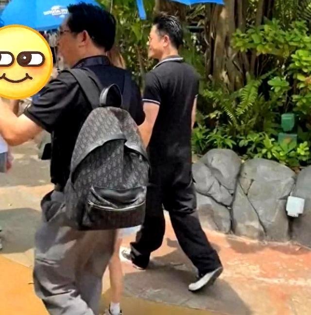 39岁方媛现身新加坡，双腿雪白小腹微鼓，网友猜测：或再度怀孕？ ​