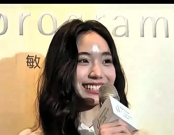 都说小S二女儿很漂亮，长得像林志玲，可有时候也觉得她有点迷失在自己的滤镜当中。